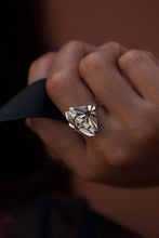 Indlæs billede til gallerivisning Kinz Kanaan Super Butterfly Silver Ring to guide you through your transformation