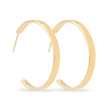 Indlæs billede til gallerivisning Medium size hoop earrings in 14-karat gold plated 925 sterling silver from the Kinz Kanaan Rhytm collection.
