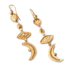 Indlæs billede til gallerivisning sea shell moon eye pearl diamond smykke smykker ocean deep water blue gold pearls swarovski spiral bracelet guld beach strand danish design nordic design scandinavian design earings earing øreringe ørering