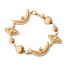 Indlæs billede til gallerivisning sea shell moon eye pearl diamond smykke smykker ocean deep water blue gold pearls swarovski spiral bracelet guld armbånd guldarmbånd perlearmbånd swarovskiarmbånd beach strand danish design nordic design scandinavian design