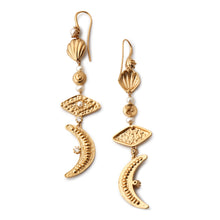Indlæs billede til gallerivisning sea shell moon eye pearl diamond smykke smykker ocean deep water blue gold pearls swarovski spiral bracelet guld beach strand danish design nordic design scandinavian design earings earing øreringe ørering
