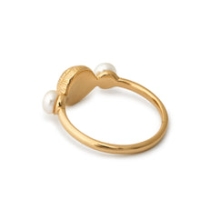 Load image into Gallery viewer, perle perler pearls pearl ring ringe rings gold guld spiral ocean deep sea beach strand water blue shell seashell crystal