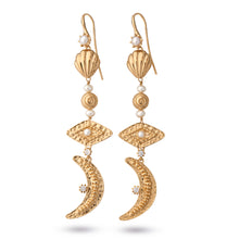 Indlæs billede til gallerivisning sea shell moon eye pearl diamond smykke smykker ocean deep water blue gold pearls swarovski spiral bracelet guld beach strand danish design nordic design scandinavian design earings earing øreringe ørering