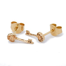 Indlæs billede til gallerivisning guld halskæde
 
halskæde 
smykke 
smykker 
sterling silver
 
Silver
 scandic design 
pendant 
nordic design
 necklace 
light 
jewellery 
guld
 
scandinavian design 
golden 
Gold Plated 
gold earrings 
Gold (14-karat)
gold
 
danish design 
cosmos
 stud earring guld øreringe key stud