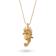 Load image into Gallery viewer, seahorse søhest halskæde necklace guldkæde goldchain ocean deep sea chain kæde guld gold beach strand water blue

