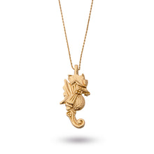 Load image into Gallery viewer, seahorse søhest halskæde necklace guldkæde goldchain ocean deep sea chain kæde guld gold beach strand water blue
