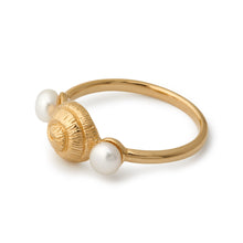 Load image into Gallery viewer, perle perler pearls pearl ring ringe rings gold guld spiral ocean deep sea beach strand water blue shell seashell crystal
